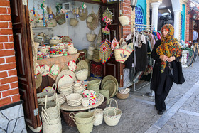 در برخی از غرفه‌هایی که اخیرا در ابتدای خیابان باب همایون در میدان امام خمینی باز شده است نیز صنایع دستی عرضه می‌شود. 