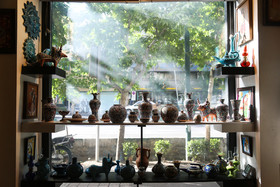 این روزها استفاده از صنایع دستی و هنرهای سنتی در دکوراسیون داخلی فروشگاهها و خانهها با استقبال روبرو شده است.