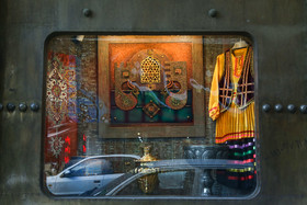 بسیاری با طراحی ویترین فروشگاههایشان به وسیله صنایع دستی و هنرهای سنتی به جذب مشتری و گردشگران کمک میکنند.