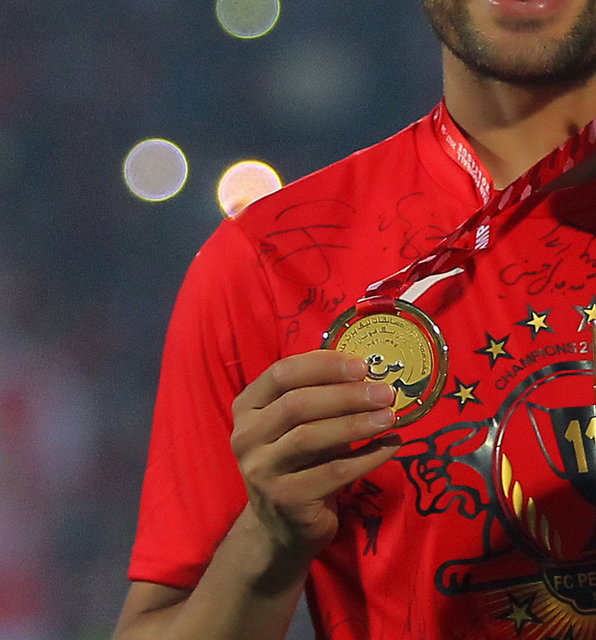 حراج مدال قهرمانی پرسپولیس به نفع کودکان زلزله‌زده کرمانشاه