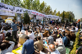 یکی از تجمعات برگزارشده در مقابل مجلس شورای اسلامی در اعتراض به توافق هستهای در مهرماه ۱۳۹۴