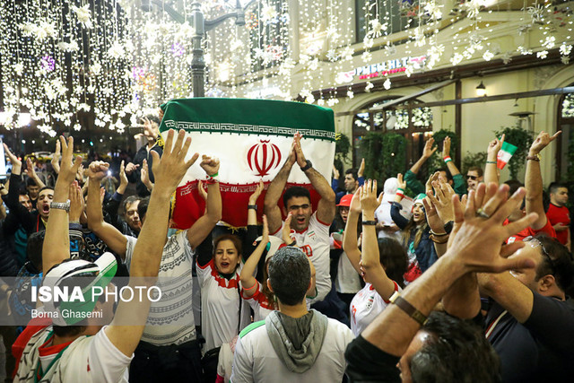 طرفداران تیم ملی ایران در روسیه خسته نمیشوند؟ + فیلم شادی هواداران تیم های حاضر در جام جهانی در میدان سرخ مسکو