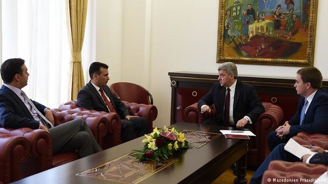 رئیس‌جمهور مقدونیه توافق"فاجعه آمیز" اسمی با یونان را امضا نکرد /تظاهرات اعتراضی در دو کشور