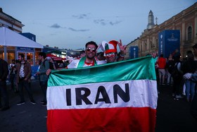 شادی ایرانیها و مراکشیها در خیابان نوسکی سنت پترزبورگ قبل از دیدار تیمهای مراکش و ایران در اولین بازی گروه دوم جام جهانی