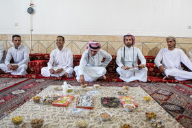 عيد فطر در منطقه زویه اهواز: عید سعید فطر نزد مردم اهواز جایگاهی خاص دارد. مردم اهواز برای این عید از چند روز قبل مشغول خانه تکانی و خرید عید می شوند. صبح عید پس از نماز عید، دید و بازدیدها در محلات به صورت پرشور برگزار می شود.