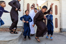 عيد فطر در منطقه زویه اهواز: عید سعید فطر نزد مردم اهواز جایگاهی خاص دارد. مردم اهواز برای این عید از چند روز قبل مشغول خانه تکانی و خرید عید می شوند. صبح عید پس از نماز عید، دید و بازدیدها در محلات به صورت پرشور برگزار می شود.