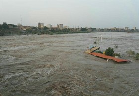 بسته شدن راه ارتباطی ۱۲ روستای بخش گافر و پارامون در پی بارش شدید باران