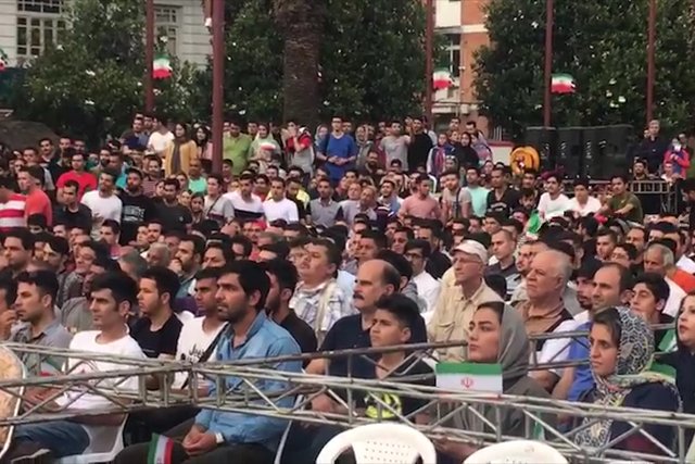 ویدئو / تماشای دسته‌جمعی بازی فوتبال ایران و مراکش در رشت