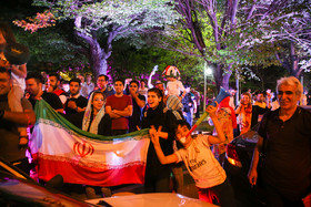 شادی مردم تهران پس از پیروزی تیم‌ملی - بلوار کشاورز
