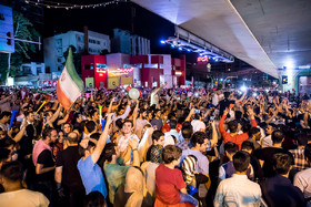 شادی مردم تهران پس از پیروزی تیم‌ملی - پارک‌وی