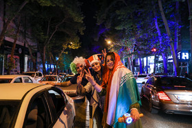 شادی مردم تهران پس از پیروزی تیم‌ملی
