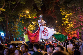 شادی مردم تهران پس از پیروزی تیم‌ملی 