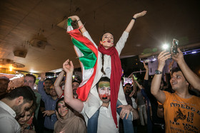 شادی مردم تهران پس از پیروزی تیم‌ملی 
