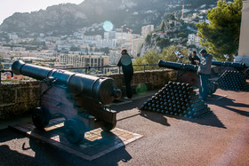 توپ های جنگی که برای محافظت ازکاخ پادشاهی درجلوی محوطه کاخ قرارگرفته‌اند از جاذبه‌های مورد بازدید گردشگران است.
