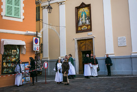مردم محلی هر یکشنبه جهت انجام مراسم مذهبی به نتها کلیسای که درمحله قدیم موناکو قرار دارد مراجعه می‌کنند.

