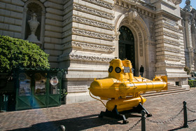 ماکت یک زیردریایی قدیمی که در ورودی موزه اقیانوس شناسی موناکو قرار دارد. این موزه کلکسیونی از هر چیز مربوط به زندگی دریایی است از کوسه‌ها، لاکپشت‌ها و حلزون‌ها گرفته تا مدل‌های کشتی‌ها و اسکلت‌های جانداران دریایی جود دارد.