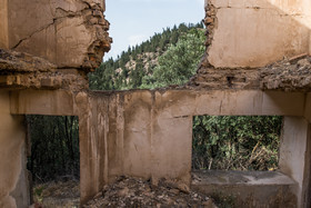 روستای علی آباد از روستاهایی اطراف رودبار، که در حدود ۲۵۰ نفر از اهالی روستا جان خود را از دست دادند.
