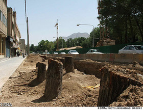 شهروندان و مغازه‌داران فضای سبز "چهار باغ" را از بین می‌برند