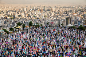 صدها نفر از ورزشکاران و علاقه‌مندان به ورزش یوگا، حرکات این ورزش را به طور هماهنگ در تهران انجام می‌دهند. سازمان ملل در سال ۲۰۱۴ روز ۲۱ ژوئن را به عنوان روز جهانی یوگا اعلام کرد و به همین مناسبت گردهمایی یوگا در پنجشنبه ۳۱ خرداد در بام تهران برگزار شد.