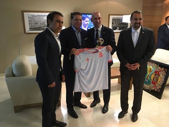 اهدای یک تابلو فرش ایرانی به رئیس فدراسیون فوتبال اسپانیا
