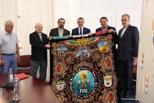 اهدای فرش دستباف جام جهانی به فدراسیون روسیه