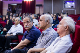 از راست محمدرضا اصلانی شاعر و فیلمساز، هرمز علیپور شاعر و اسدلله امرایی مترجم در اولین سالگرد درگذشت کورش اسدی