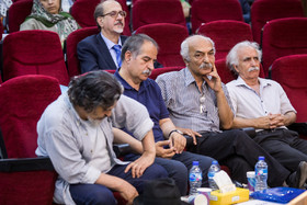 از راست محمدرضا اصلانی شاعر و فیلمساز، هرمز علیپور شاعر، اسدلله امرایی مترجم و عبدالعلی عظیمی،شاعر در اولین سالگرد درگذشت کورش اسدی