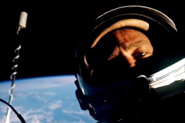 فضانورد پیشین ناسا: نخستین سلفی در فضا را من گرفتم (+عکس)