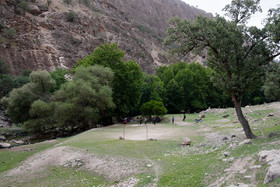 روستای آتشگاه از توابع لردگان در استان چهار محال و بختیاری در نزدیکی آبشار آتشگاه جایی که به دلیل احداث سد خرسان۳ به زیر آب می رود. ولی جوانان این روستا بی خیال فوتبال نشده‌اند و این بازی پر هیجان را دنبال می‌کنند.