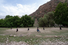 روستای آتشگاه از توابع لردگان در استان چهار محال و بختیاری در نزدیکی آبشار آتشگاه جایی که به دلیل احداث سد خرسان۳ به زیر آب می رود. ولی جوانان این روستا بی خیال فوتبال نشده‌اند و این بازی پر هیجان را دنبال می‌کنند.