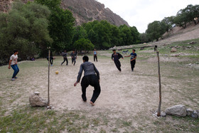 زمین فوتبال جوانان روستای آتشگاه از توابع لردگان در استان چهار محال که هر روز عصر بساط بازی فوتبال در آن برپاست.