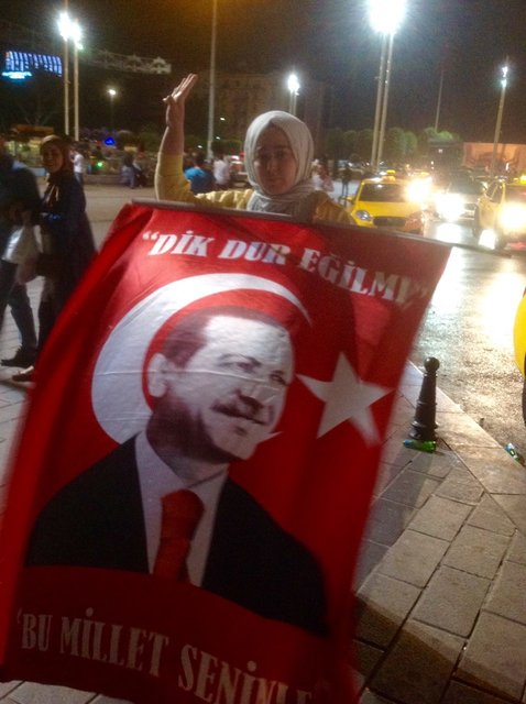 شادی هواداران اردوغان در خیابان‌های ترکیه + عکس