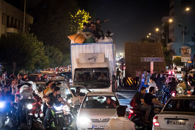 شادی مردم بعد از بازی تیم ملی فوتبال ایران برابر پرتغال - میدان ولیعصر