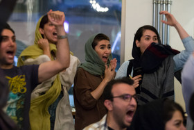 تماشای بازی ایران و پرتغال - تهران خیابان فلسطین وی کافه