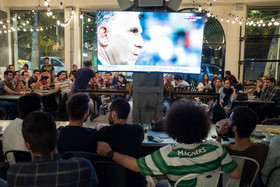 تماشای بازی ایران و پرتغال - تهران خیابان فلسطین وی کافه