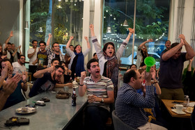 تماشای بازی ایران و پرتغال - تهران خیابان فلسطین وی کافه