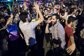 شادی مردم بعد از بازی تیم ملی فوتبال ایران برابر پرتغال - میدان ولیعصر