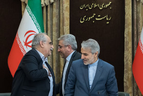 اردکانیان وزیر نیرو و نوبخت سخنگوی دولت و کرباسیان وزیر اقتصاد و دارایی در نشست خبری با خبرنگاران