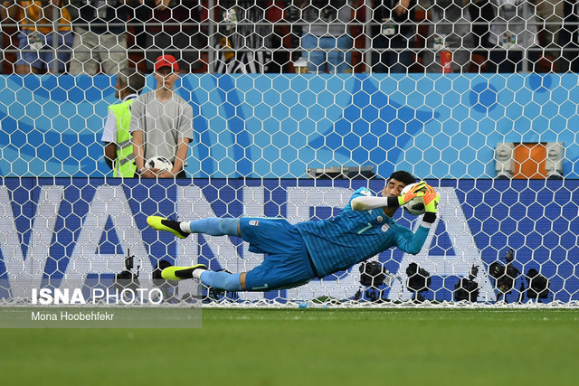 مزایده دستکشی که پنالتی رونالدو را گرفت، به نفع سیلزدگان درحاشیه دیدار تیمهای ایران و پرتغال سومین بازی مرحله گروهی