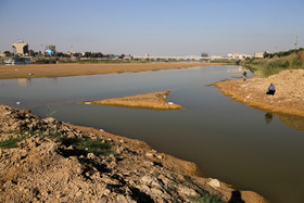 رودخانه‌ کارون که روزگاری جریان حیاتی خوزستان بوده است اکنون آب این رود در پایین‌ترین سطح خود در چندین سال اخیر قرار دارد.

