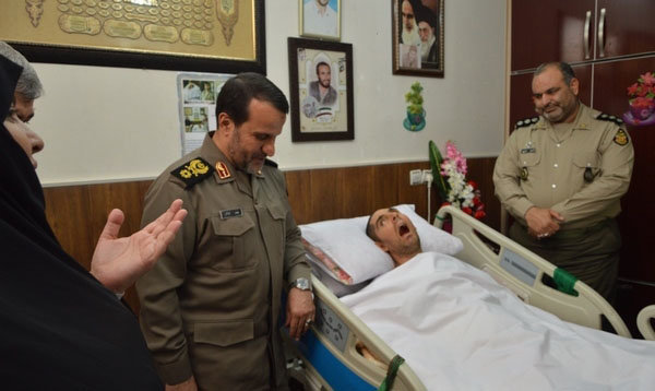 دیدار سردار کارگر با همسر شهید زنده لرستانی