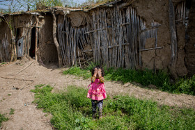 اکثر خانه‌های روستای حسین آباد از چوب نی و کاه‌ گل ساخته شده‌اند.