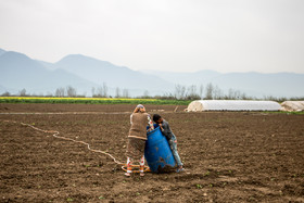 یکی از مشکلات بلوچ نشینان روستای حسین آباد نبود منابع آبی است . آنها برای آبیاری زمینهای خود از بشکه هایی که قبلا از نزدیک ترین چاه به روستا پر کرده اند استفاده میکنند.