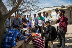 مراسم ختم یکی از اهالی بلوچ آباد که اقوام و آشنایان دور هم جمع شده اند. برخی از آنها از سیستان و بلوچستان به این مراسم آمده اند.