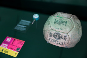 توپ بازی بین برزیل و اتریش در مسابقات بین المللی 1971 . پله با این توپ رکورد گلزنی جهان را از آن خود کرد.