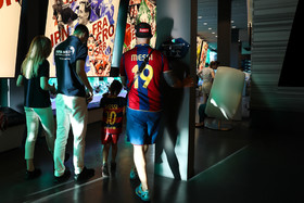 هواداران تیم آرزانتین و بارسلونا در موزه فیفا