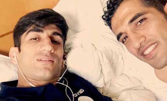 اهدای خودروی پژو به امیری و بیرانوند/ رونمایی از تمبر یادبود ملی‌پوشان خرم‌آبادی