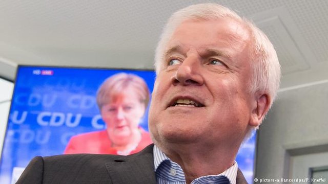 درخواست استعفا برای وزیر کشور آلمان به دنبال بحران اخراج پناهجویان افغان