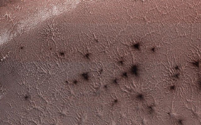 تپه‌های "عنکبوتی" شکل در مریخ