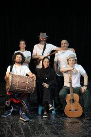 تدارک یک گروه تئاتری در حمایت از مردم